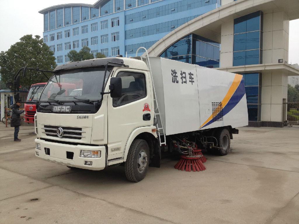 東風(fēng)系列大型掃路車與吸塵車 現(xiàn)代城市環(huán)衛(wèi)的強(qiáng)勁動(dòng)力